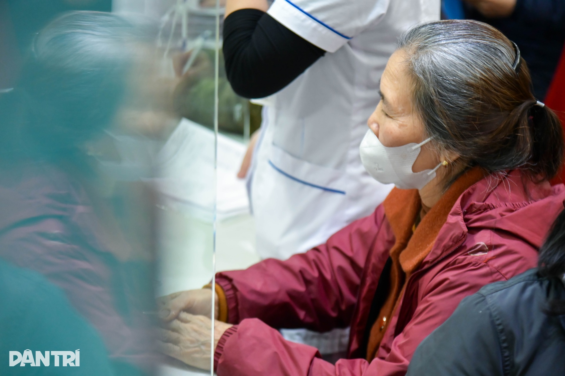 Rét đậm kéo dài, nhiều người cao tuổi rời nhà từ tờ mờ sáng đi khám bệnh - 8