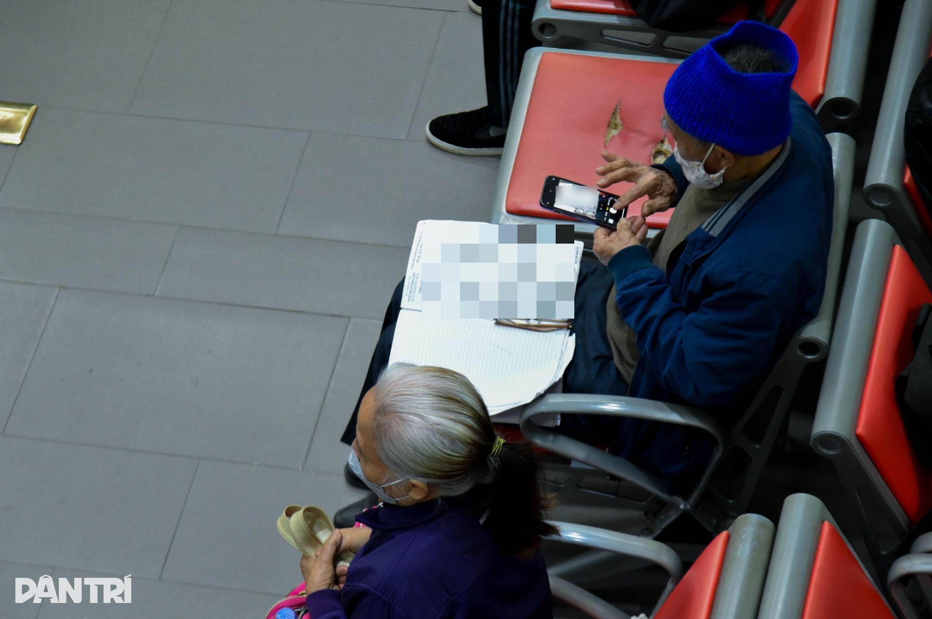 Rét đậm kéo dài, nhiều người cao tuổi rời nhà từ tờ mờ sáng đi khám bệnh - 9