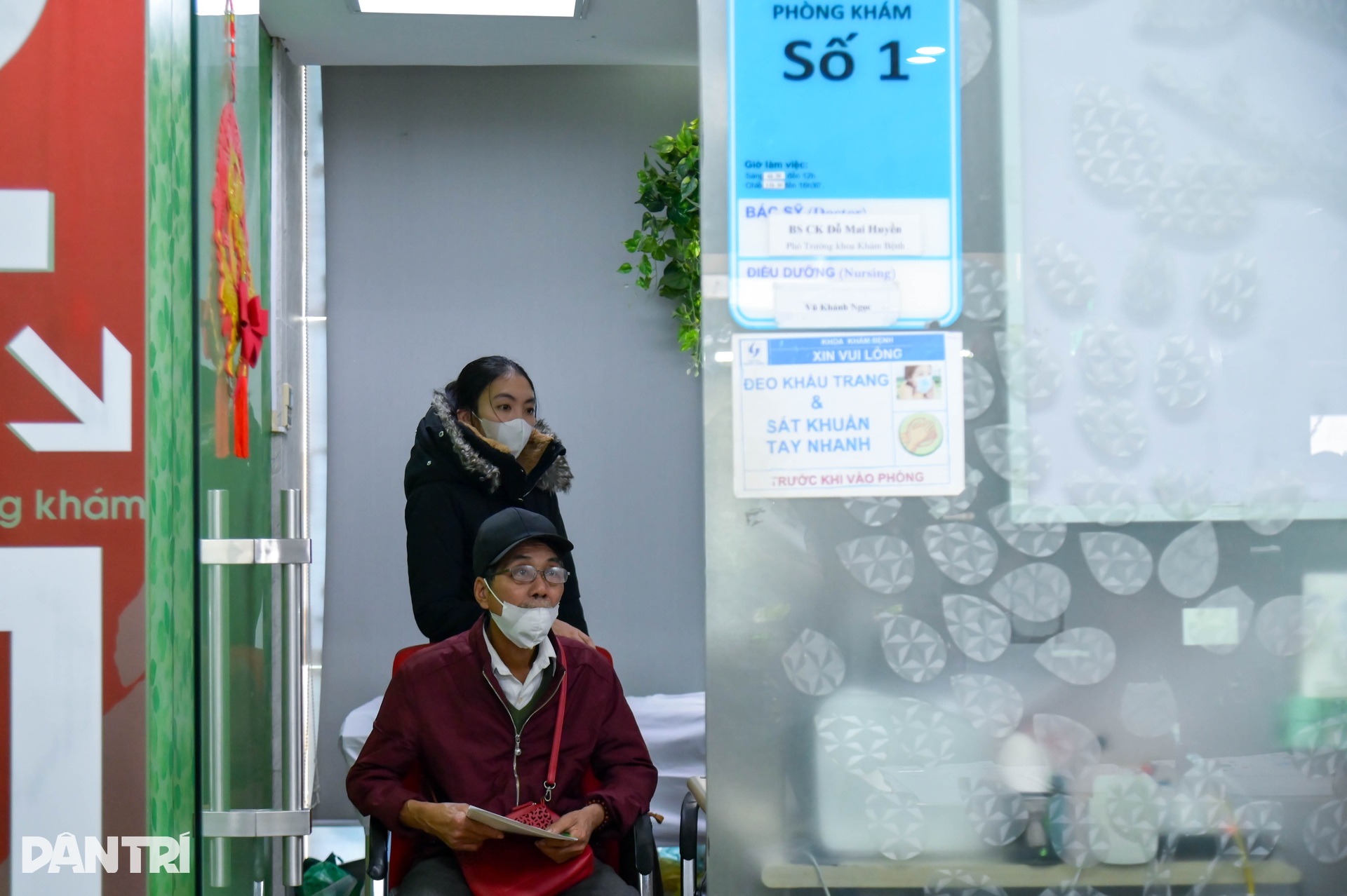 Rét đậm kéo dài, nhiều người cao tuổi rời nhà từ tờ mờ sáng đi khám bệnh - 10