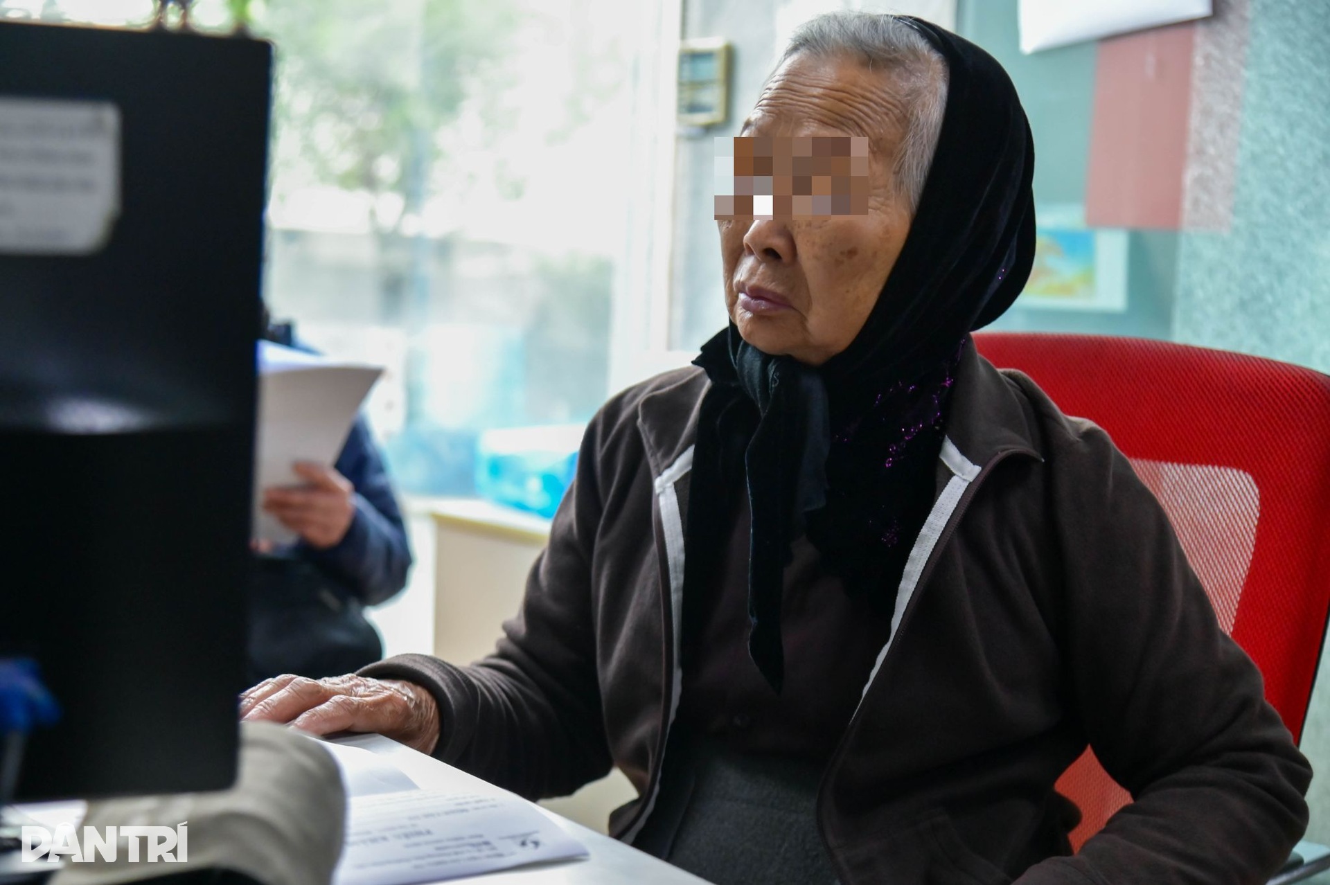 Rét đậm kéo dài, nhiều người cao tuổi rời nhà từ tờ mờ sáng đi khám bệnh - 11