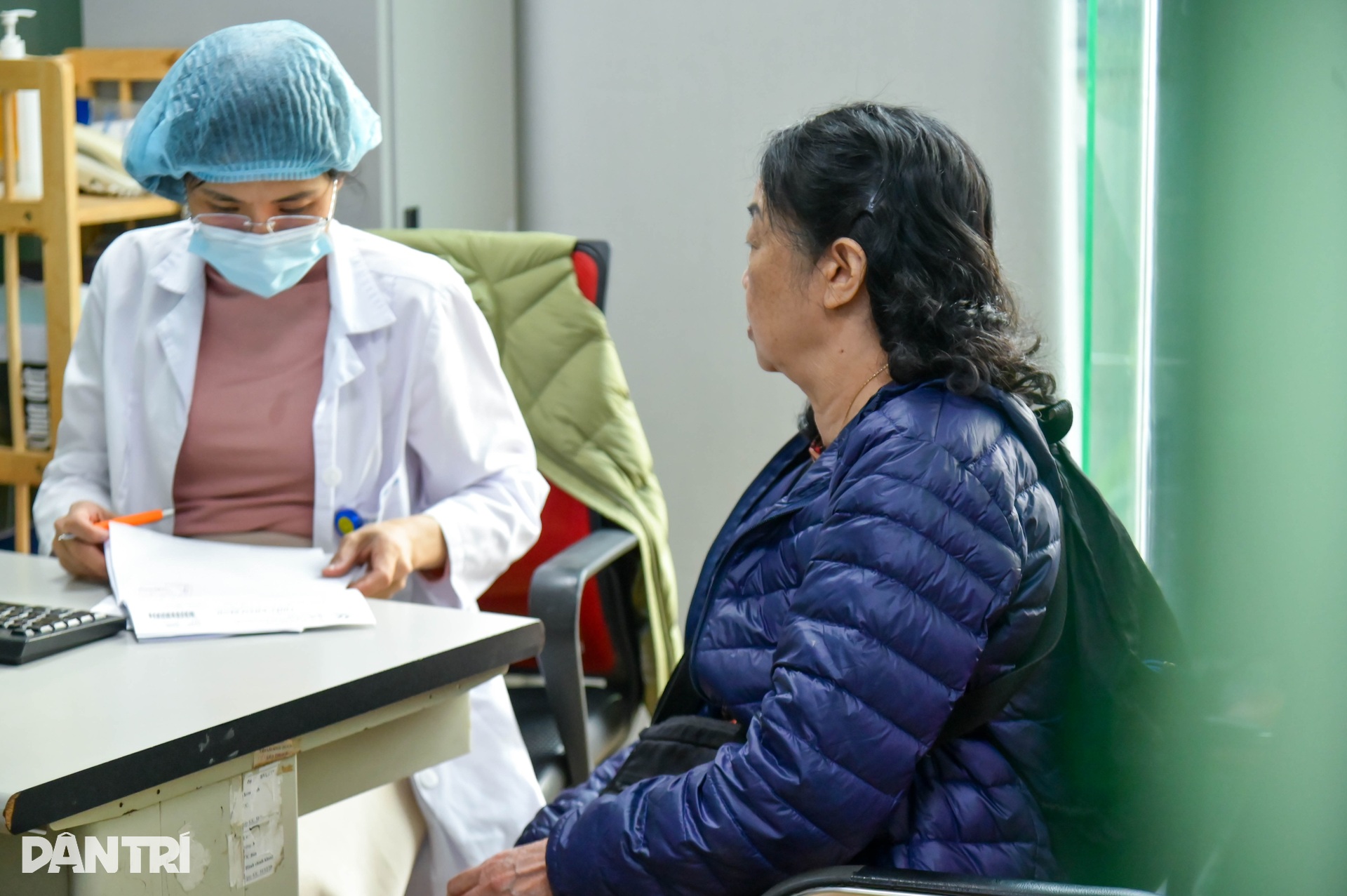 Rét đậm kéo dài, nhiều người cao tuổi rời nhà từ tờ mờ sáng đi khám bệnh - 12