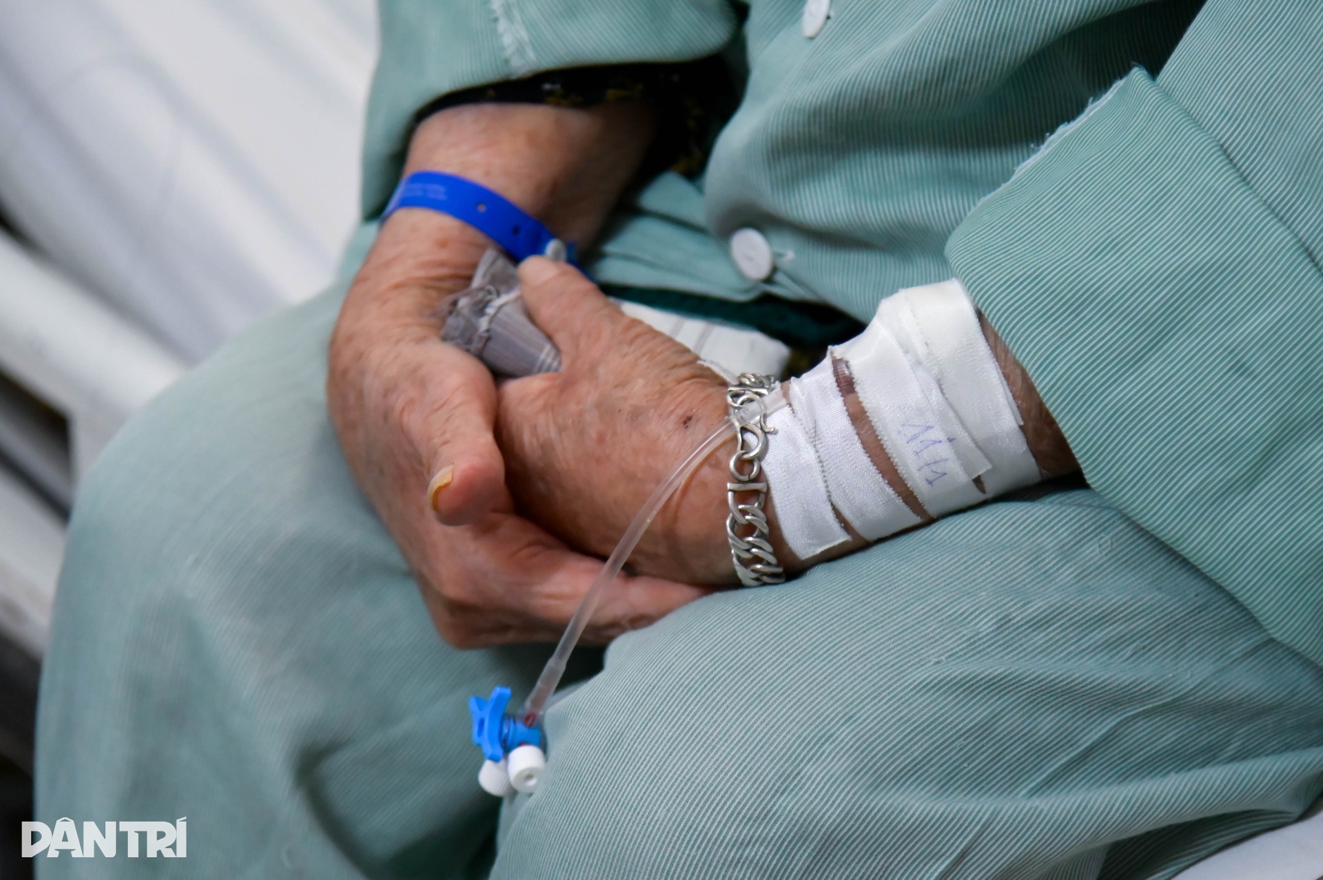 Rét đậm kéo dài, nhiều người cao tuổi rời nhà từ tờ mờ sáng đi khám bệnh - 14