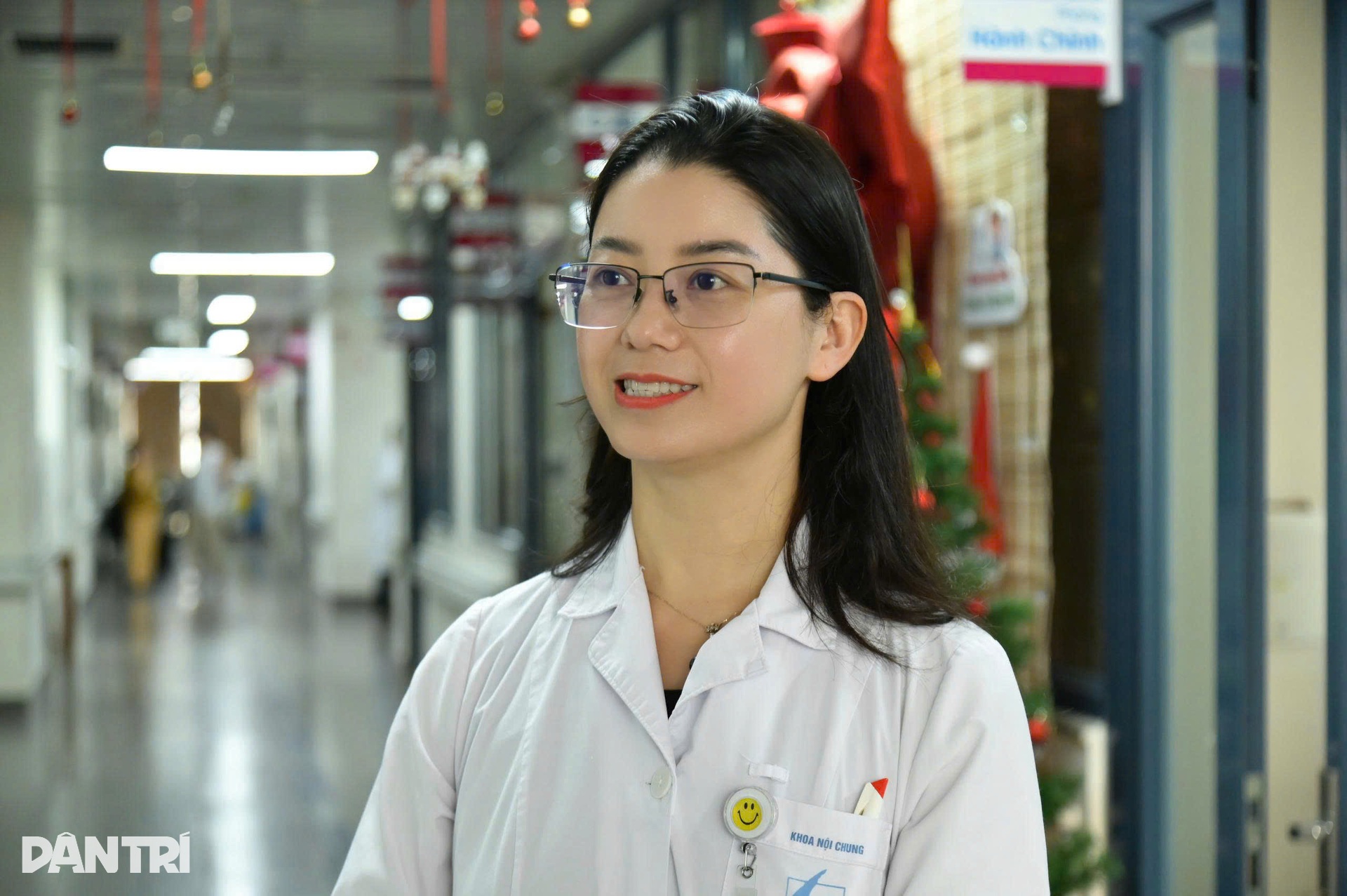 Rét đậm kéo dài, nhiều người cao tuổi rời nhà từ tờ mờ sáng đi khám bệnh - 15