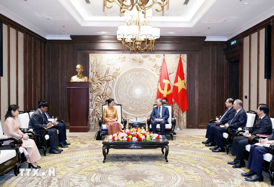 Tại buổi tiếp, Tổng Bí thư đề nghị hai nước cần tiếp tục củng cố tin cậy chính trị; củng cố hợp tác quốc phòng - an ninh, góp phần duy trì hòa bình, ổn định của hai nước và khu vực. Ảnh: TTXVN. 1401-tong-bi-thu-tiep-dai-su-campuchia-4.jpg
