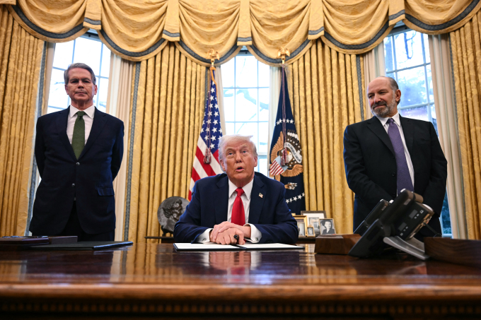 Tổng thống Donald Trump (giữa), Bộ trưởng Tài chính Scott Bessent và Bộ trưởng Thương mại Howard Lutnick tại Nhà Trắng ngày 3/2/2025. Ảnh: AFP