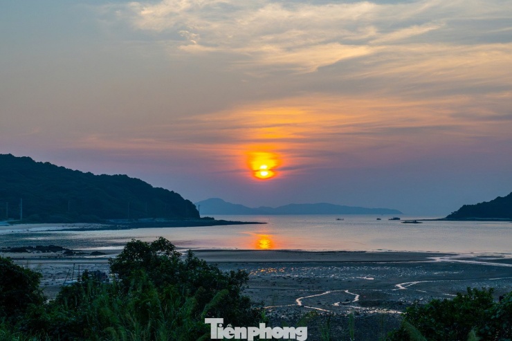 Điều thú vị là trong cùng một ngày, khách du lịch có thể ngắm cả bình minh và hoàng hôn ở hai vị trí khác nhau trên đảo khi mặt trời đang lặn dần về phía biển.