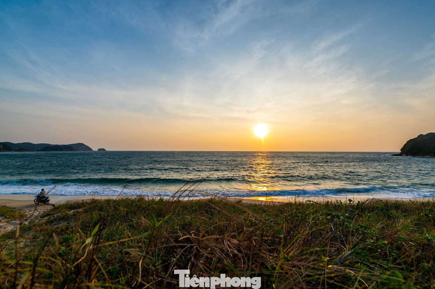 Khác với những điểm du lịch đã đông đúc, Thanh Lân như một thế giới riêng biệt - nơi con người sống chan hòa với thiên nhiên, không ồn ào nhưng đầy cuốn hút. Các bãi biển chưa bị bê tông hóa, sóng vỗ dịu dàng, cảnh sắc tự nhiên còn vẹn nguyên như thuở khai phá.