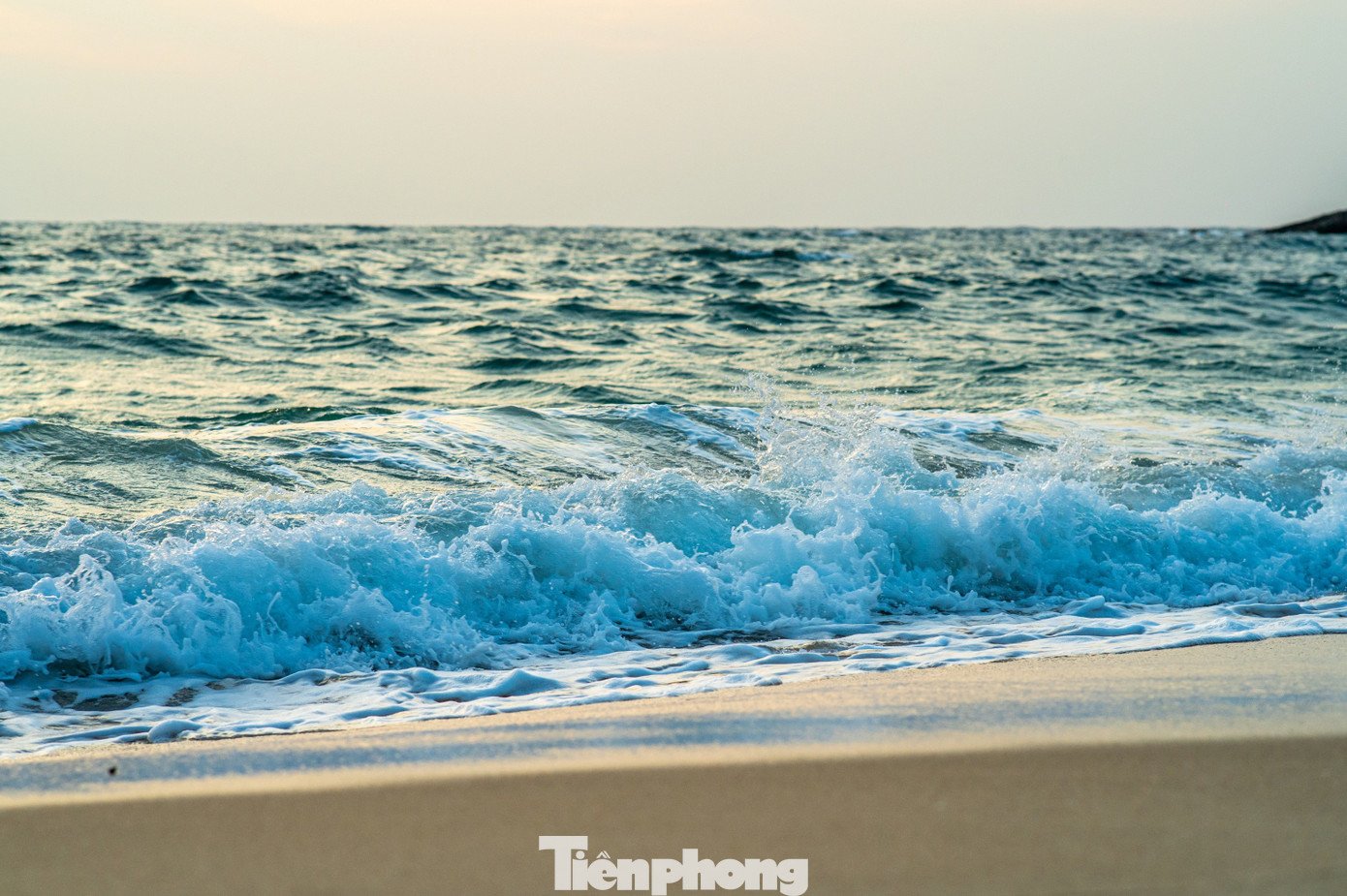 Khác với những điểm du lịch đã đông đúc, Thanh Lân như một thế giới riêng biệt - nơi con người sống chan hòa với thiên nhiên, không ồn ào nhưng đầy cuốn hút. Các bãi biển chưa bị bê tông hóa, sóng vỗ dịu dàng, cảnh sắc tự nhiên còn vẹn nguyên như thuở khai phá.