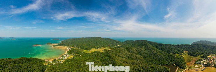 Hiện tại, hơn 70% diện tích đảo được rừng tự nhiên che phủ, tạo nên hệ sinh thái rừng - biển phong phú, đa dạng. Các bãi tắm như Ba Châu, Hải Quân, C67… vẫn còn giữ gần như nguyên vẹn vẻ đẹp hoang sơ.