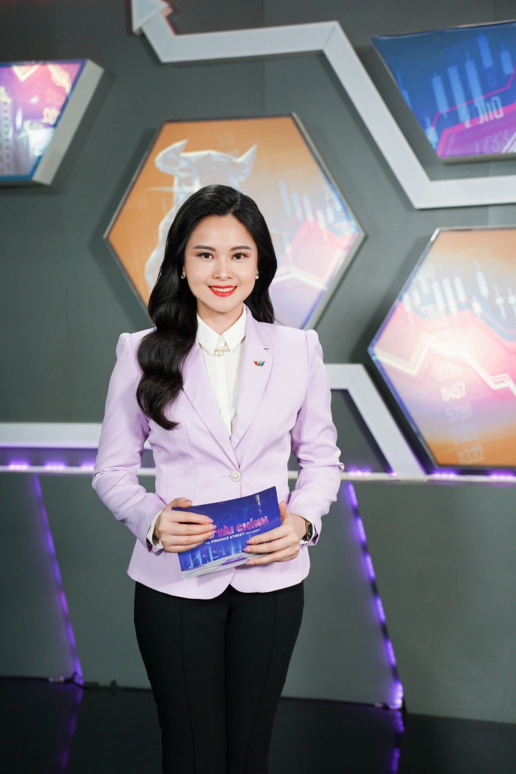 Thường mặc màu tím khi lên sóng, Khánh Ly được khán giả yêu mến gọi là "BTV màu tím".