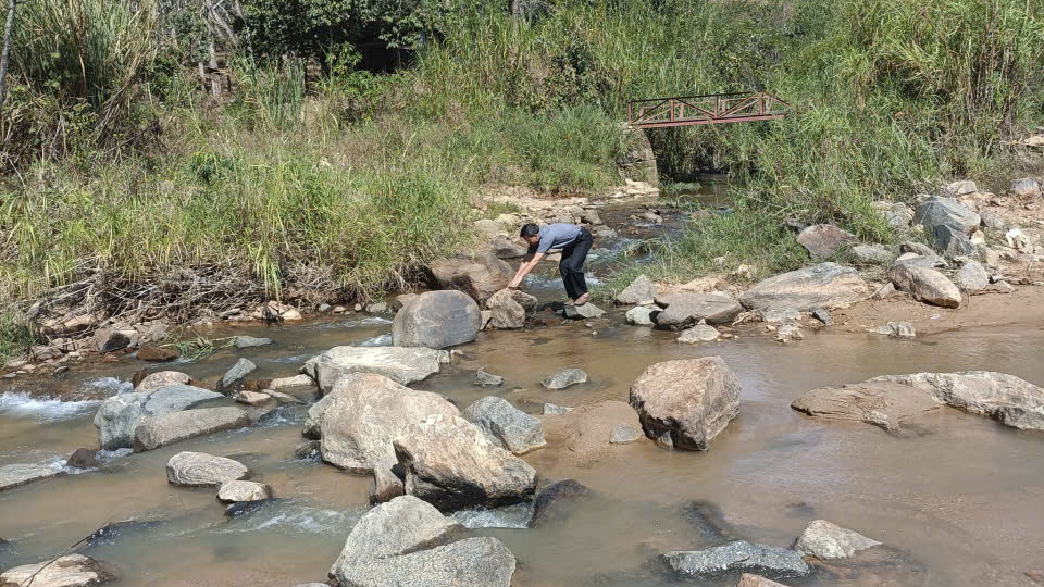 Quảng Ngãi: Băng rừng, vượt suối để đưa điện về Tu Thôn- Ảnh 3.