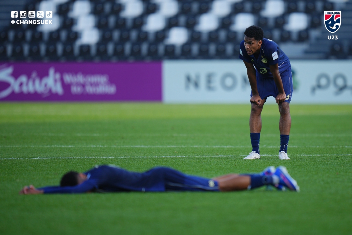 Wichan Inaram (phải) thất vọng khi Thái Lan không thể thắng Trung Quốc để vào tứ kết U23 châu Á 2026. Ảnh: Changsuek