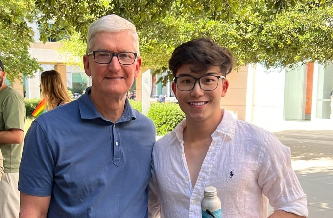 Tùng Anh và Tim Cook, CEO của Apple. Ảnh: Nhân vật cung cấp