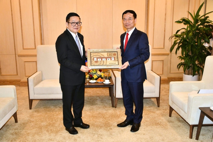 Bộ trưởng Khoa học và Công nghệ Nguyễn Mạnh Hùng tặng quà lưu niệm cho Tổng thư ký ASEAN Kao Kim Hourn. Ảnh: Doãn Mạnh