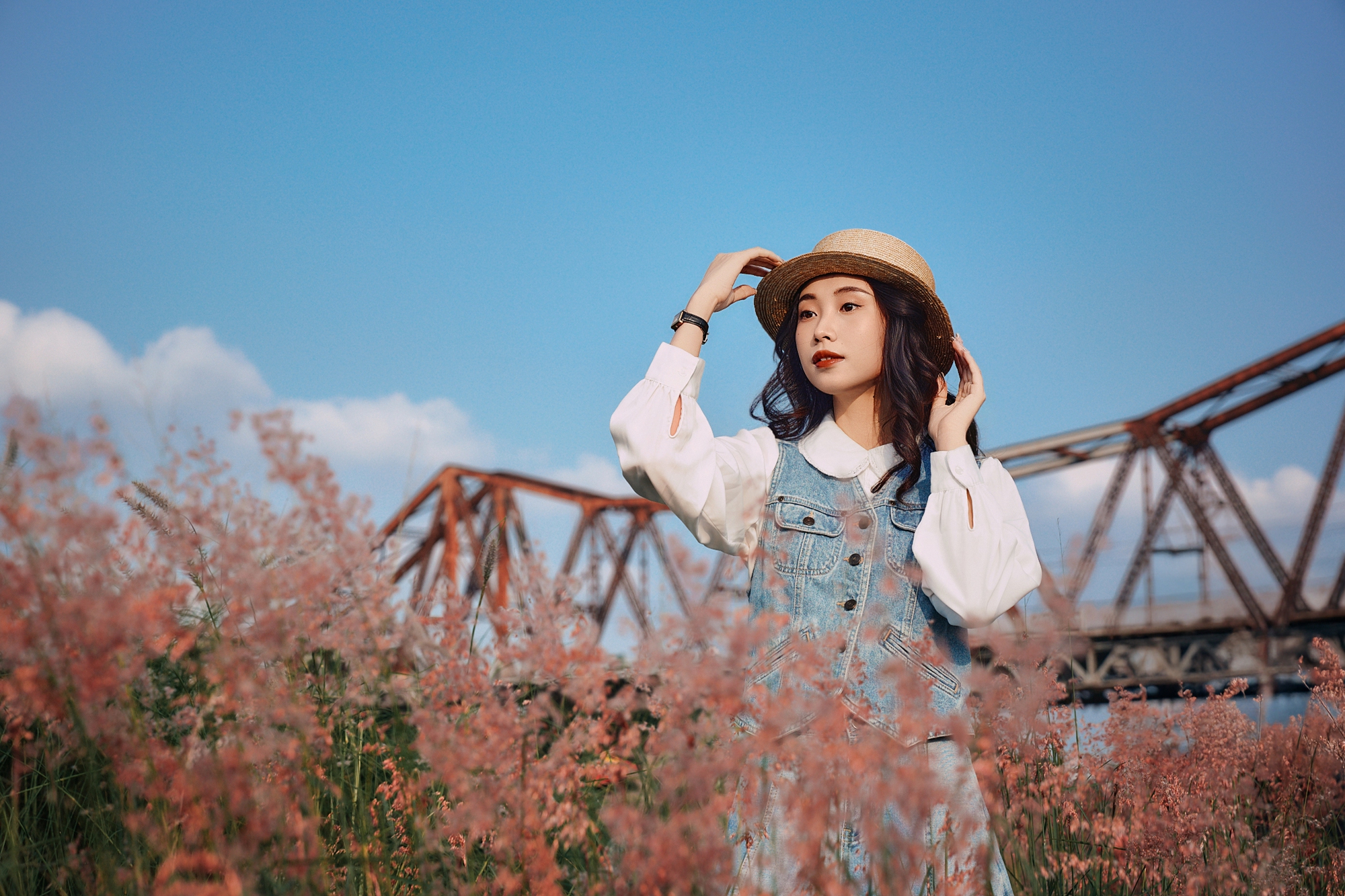 Nhà thiết kế livestream bán hàng thời trang- Ảnh 2. Nhà thiết kế livestream bán hàng thời trang- Ảnh 2.