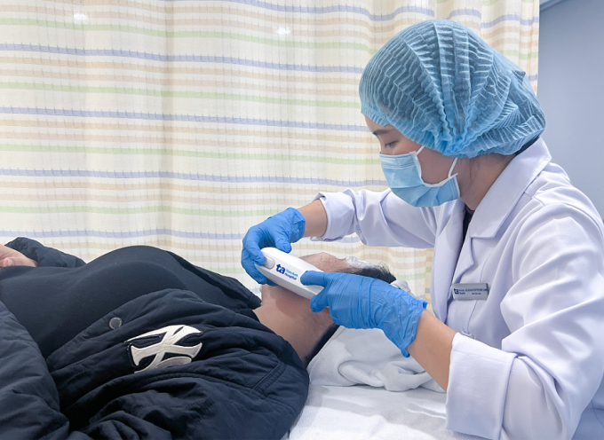 Bác sĩ sử dụng công nghệ HIFU giúp chị Thảo giảm mỡ nọng cằm, thon gọn hai bên má. Ảnh: Bệnh viện Đa khoa Tâm Anh