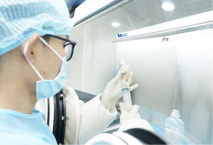 Kỹ thuật viên pha thuốc hóa trị trong phòng áp suất âm, cách ly vô trùng để điều trị cho bà Ngọc. Ảnh: Bệnh viện Đa khoa Tâm Anh