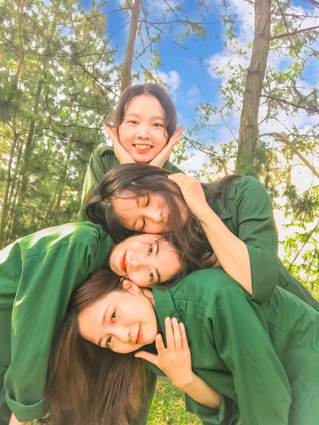 Nhóm nữ sinh bị chỉ trích nặng nề vì “sống ảo” với quân phục - 2