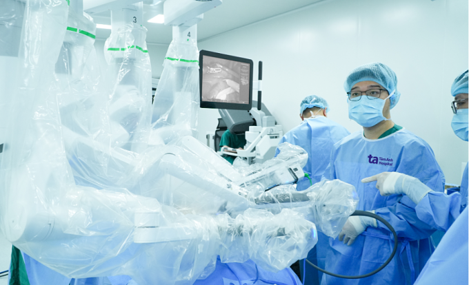 Bác sĩ điều khiển cánh tay robot Da Vinci Xi phẫu thuật cắt khối u, kết hợp nạo vét hạch cho anh Công. Ảnh: Bệnh viện Đa khoa Tâm Anh