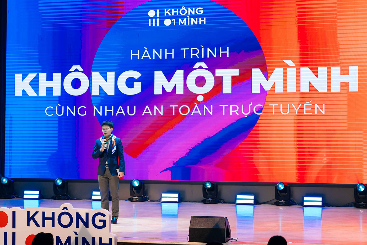 PVcomBank khép lại hành trình Chiến dịch 'Không Một Mình - Cùng nhau an toàn trực tuyến' - Ảnh 2.