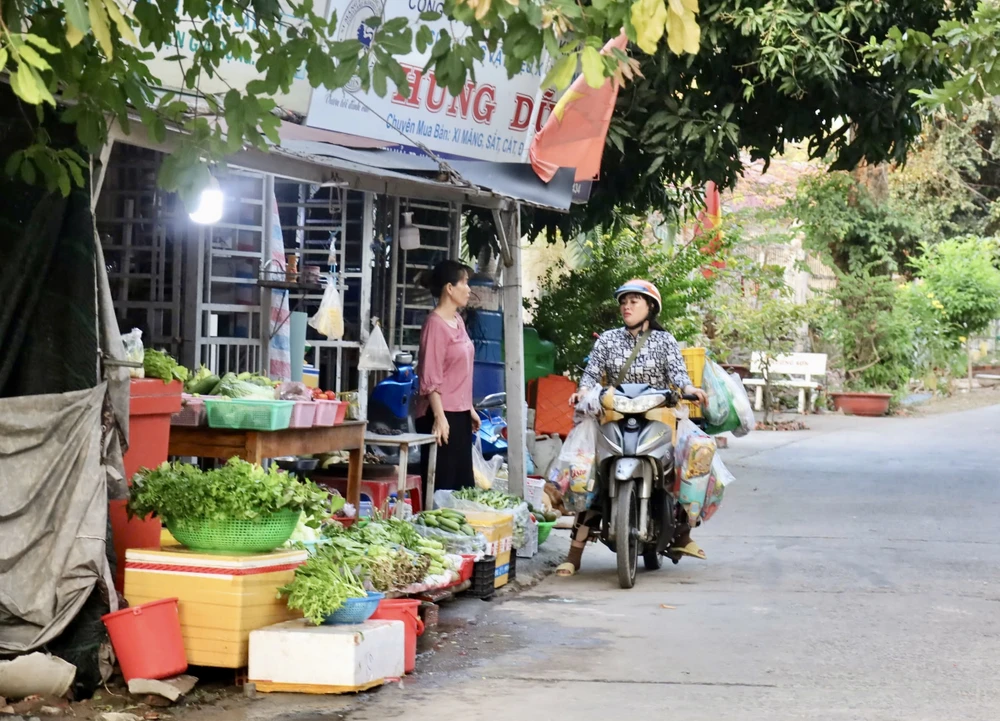 Đối với nhiều người dân ở Hòn Đốc, đảo là điểm tựa về nguồn cội, đời sống và tinh thần. Ảnh: HỒNG NHI