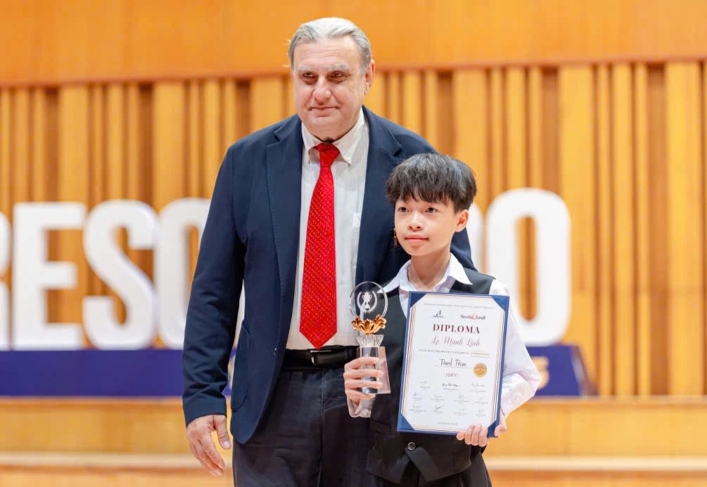 Một học sinh lớp 5 ở Hà Nội học 3 trường cùng lúc, có trường cách 24km - 2