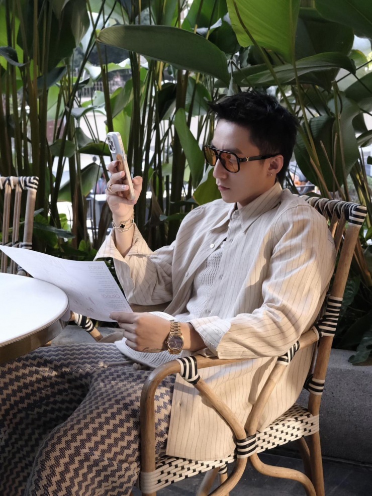 Với set đồ màu trung tính chủ đạo, Sơn Tùng đeo thêm kính râm Louis Vuitton 410 USD, vòng tay Van Cleef & Arpels 4.600 USD và giày Gucci 1.050 USD, tạo nên bộ phụ kiện trị giá 55.560 USD (gần 1,5 tỷ đồng).