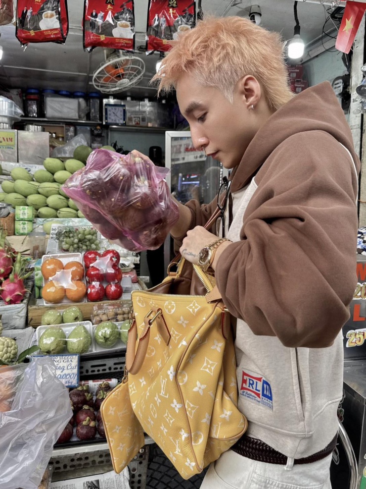 Một lần Sơn Tùng đi chợ Bến Thành mua trái cây, không ít khán giả trêu đùa: "Túi Louis Vuitton cũng chỉ để đựng măng cụt".
