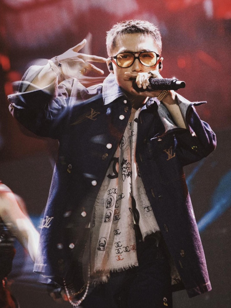 Tham gia sự kiện âm nhạc chào đón năm 2025 tại TP HCM, ca sĩ 9X mặc bộ trang phục denim từ Louis Vuitton, quàng khăn Chanel, đeo chiếc Rolex Day-Date và pha trộn ba mẫu vòng tay từ Cartier cùng Van Cleef & Arpels.