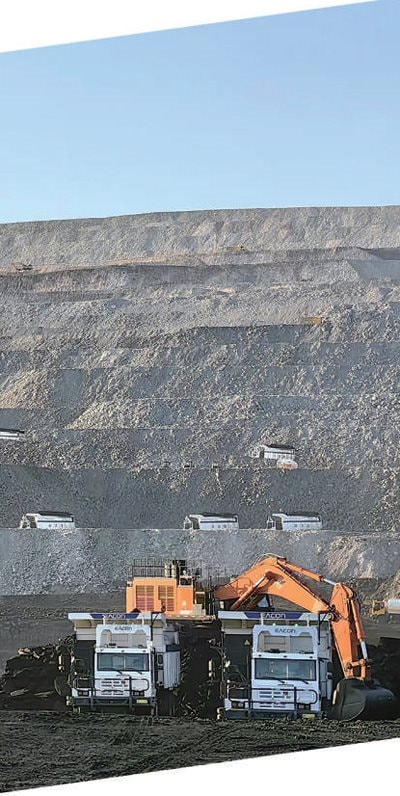 Phát hiện hơn 200 xe tải Trung Quốc không người lái bí mật khai thác kho báu lộ thiên lớn bậc nhất toàn cầu, diện tích bằng hơn 10.000 sân bóng đá- Ảnh 2.