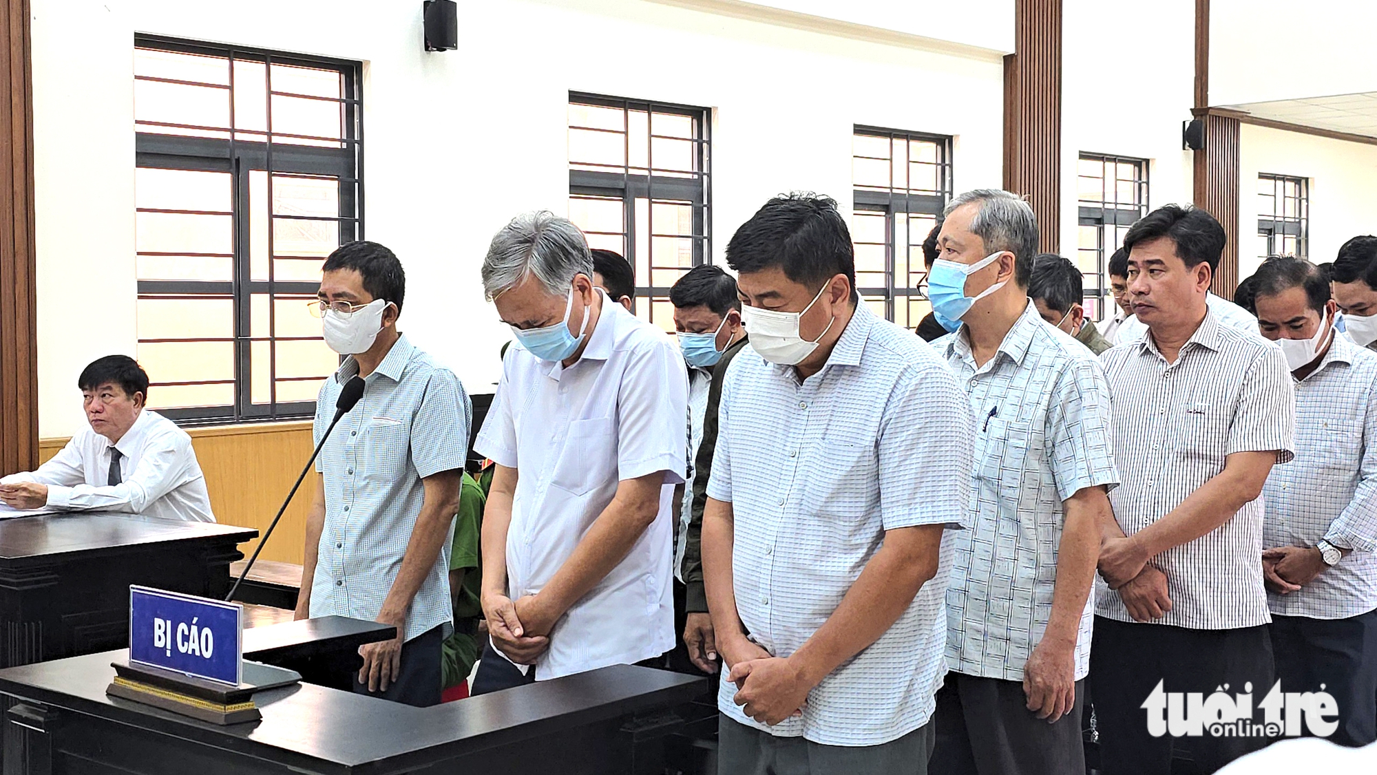 Tạm hoãn xét xử cựu lãnh đạo Long Xuyên vì vắng luật sư - Ảnh 3.