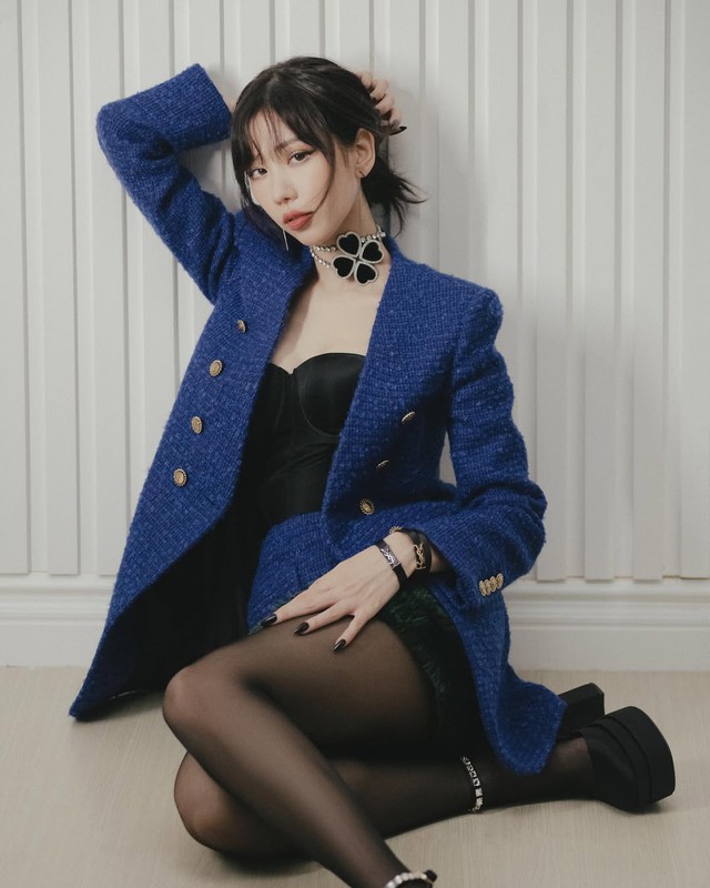 Đôi chân thon gọn với quần tất đen 2 Đôi chân thon gọn với quần tất đen - Ảnh 2.