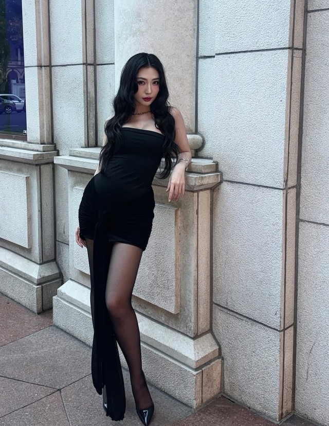 Đôi chân thon gọn với quần tất đen 5 Đôi chân thon gọn với quần tất đen - Ảnh 5.