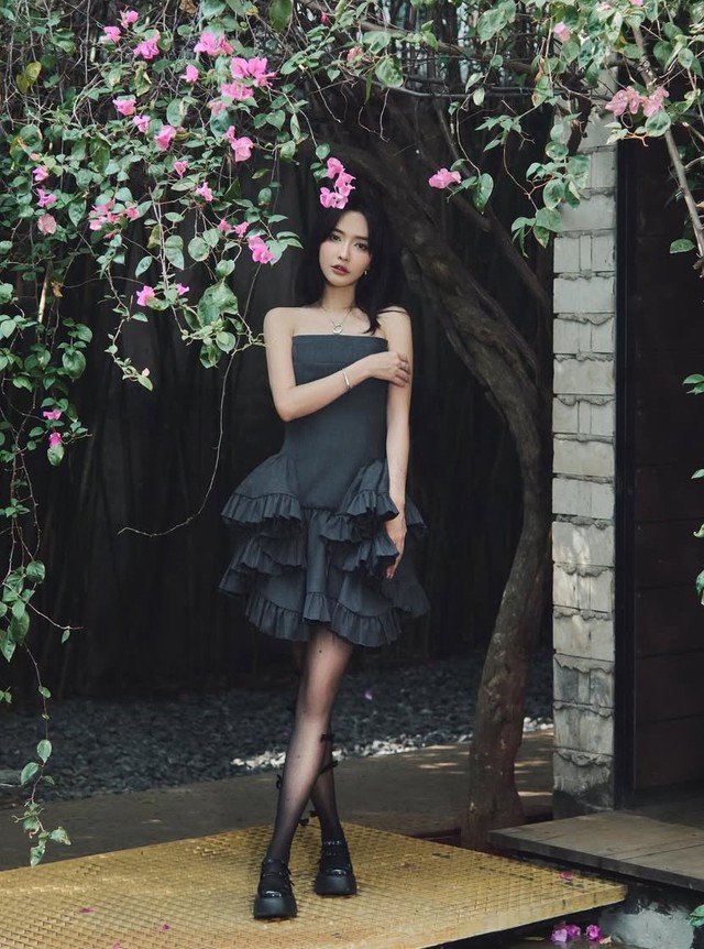 Đôi chân thon gọn với quần tất đen 6 Đôi chân thon gọn với quần tất đen - Ảnh 6.