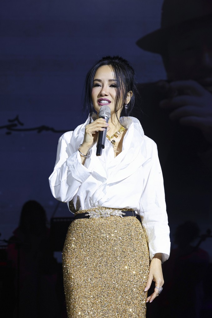 Cũng trong đêm nhạc, Hồng Nhung chọn một chiếc chân váy dáng đuôi cá phối cùng áo sơ mi phá cách và thắt lưng đính đá, giúp tôn lên vòng eo nhỏ xíu. Ảnh: Mạnh Nguyễn