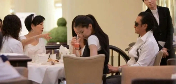 Bố Tạ Đình Phong vung tiền tỷ cưng chiều tình trẻ kém 49 tuổi, cuối cùng Bố Tạ Đình Phong vung tiền tỷ cưng chiều tình trẻ kém 49 tuổi, cuối cùng