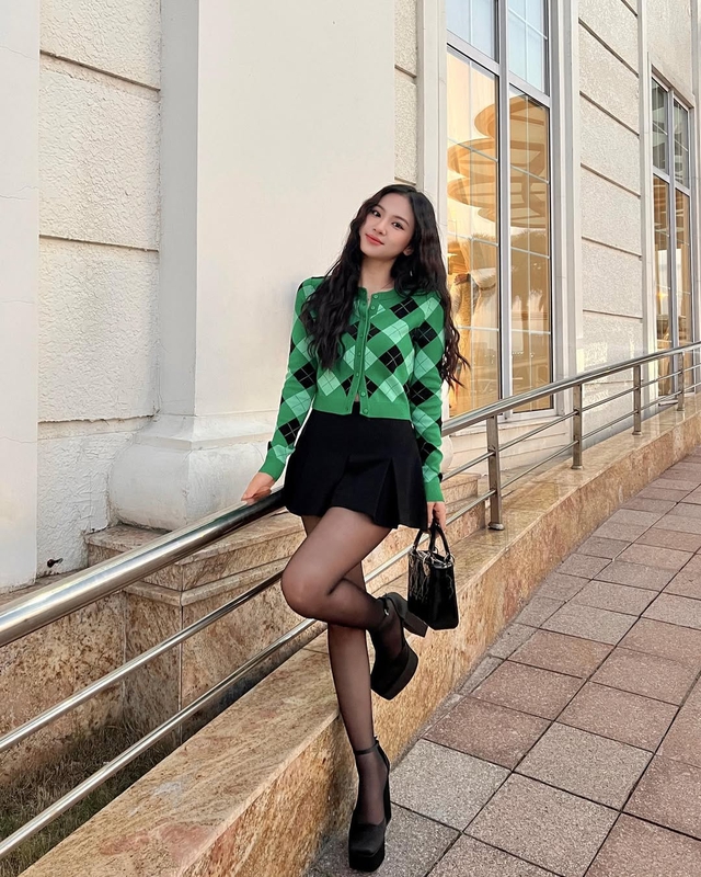 Cardigan và chân váy ngắn - bản phối ngọt ngào, đầy phóng khoáng - Ảnh 2.