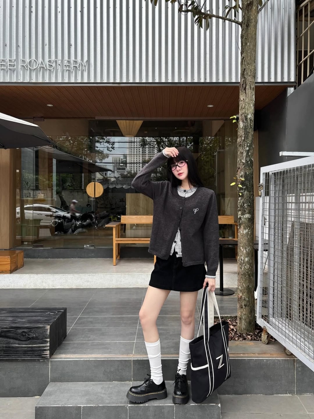 Cardigan và chân váy ngắn - bản phối ngọt ngào, đầy phóng khoáng - Ảnh 7.