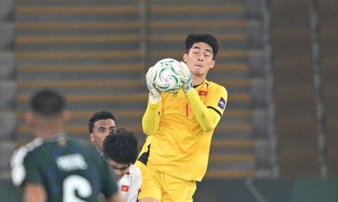 Thủ môn Trần Trung Kiên bắt bóng trong trận gặp Arab Saudi. Ảnh: Ted Trần