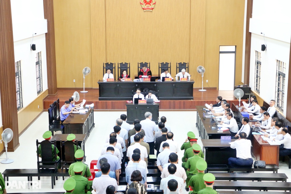 Hoãn phiên xử 3 cựu Phó Chủ tịch TP Long Xuyên cũ và đồng phạm - 2