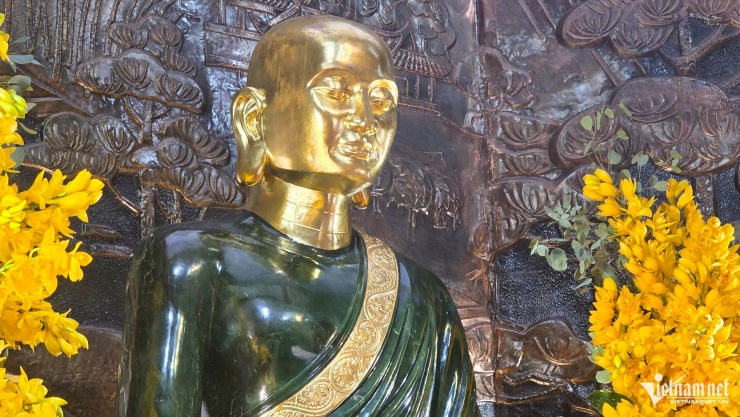 "Pho tượng được chế tác từ ngọc nguyên khối nặng hơn 8 tấn, có độ thuần khiết cao, được khai thác tại Cassiar (Canada). Trước khi được an vị tại đây, pho tượng đã được cung rước qua các ngôi chùa lớn như chùa Bái Đính, chùa Yên Tử, chùa Vĩnh Nghiêm và chùa Phật Tích", thượng tọa Thích Thanh Anh cho hay.