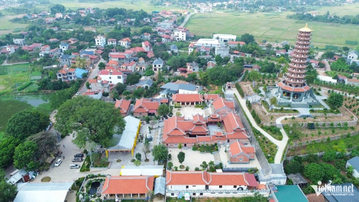 Chùa Phúc Sơn được đại trùng tu khang trang và khánh thành vào ngày 16/12/2023. Chùa nằm trên núi Phượng Hoàng, có thế đất hình phượng hoàng cất cánh, được xem là một trong những ngôi chùa có kiến trúc truyền thống đặc sắc của Phật giáo Việt Nam. Đây là một công trình văn hóa tâm linh quan trọng, không chỉ phục vụ nhu cầu tín ngưỡng của Phật tử mà còn góp phần phát triển du lịch tâm linh cho tỉnh Bắc Ninh