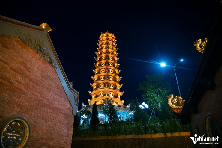 Bảo tháp Phúc Sơn lung linh mỗi tối. Đáng chú ý, vào tháng 5/2025, chùa Phúc Sơn đã long trọng tôn trí xá lợi Đức Phật, sự kiện thu hút hàng nghìn Phật tử và du khách thập phương về chiêm bái, khẳng định vị thế ngày càng quan trọng của chùa trong đời sống tín ngưỡng của khu vực.