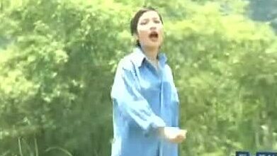 Mỹ Linh hát 'Thì thầm mùa xuân' năm 1997