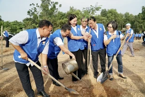 500 đại biểu trồng 500 cây cẩm lai vì một TP.HCM muôn sắc hoa