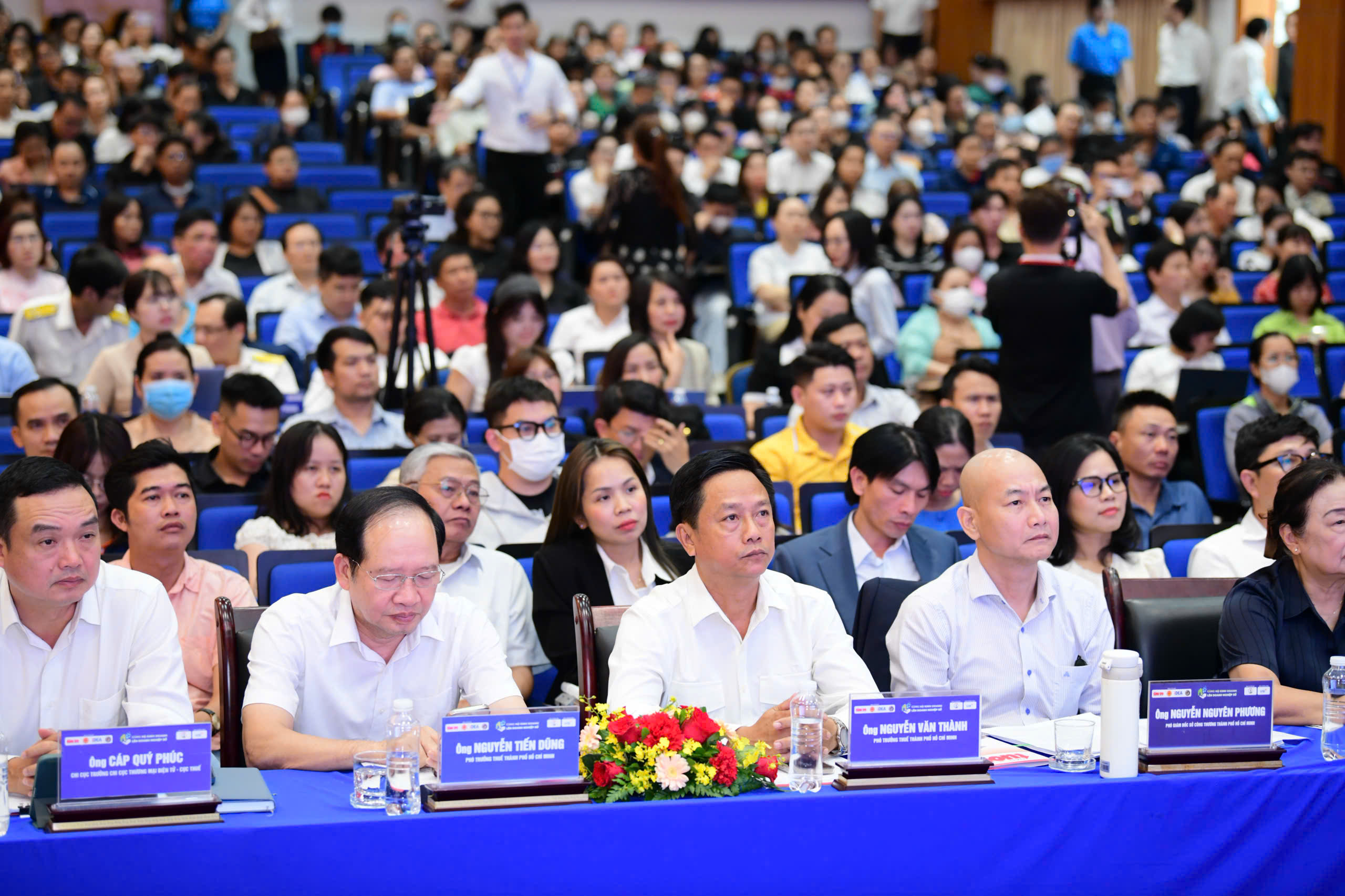 Cùng hộ kinh doanh lên doanh nghiệp số: Tiểu thương trực tiếp trải nghiệm kê khai, nộp thuế online 2 hộ kinh doanh - Ảnh 2.