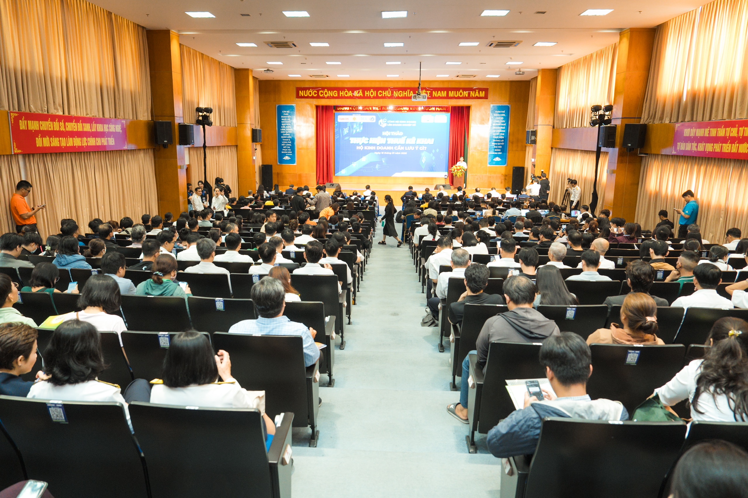 Cùng hộ kinh doanh lên doanh nghiệp số: Tiểu thương trực tiếp trải nghiệm kê khai, nộp thuế online 7 hộ kinh doanh - Ảnh 8.