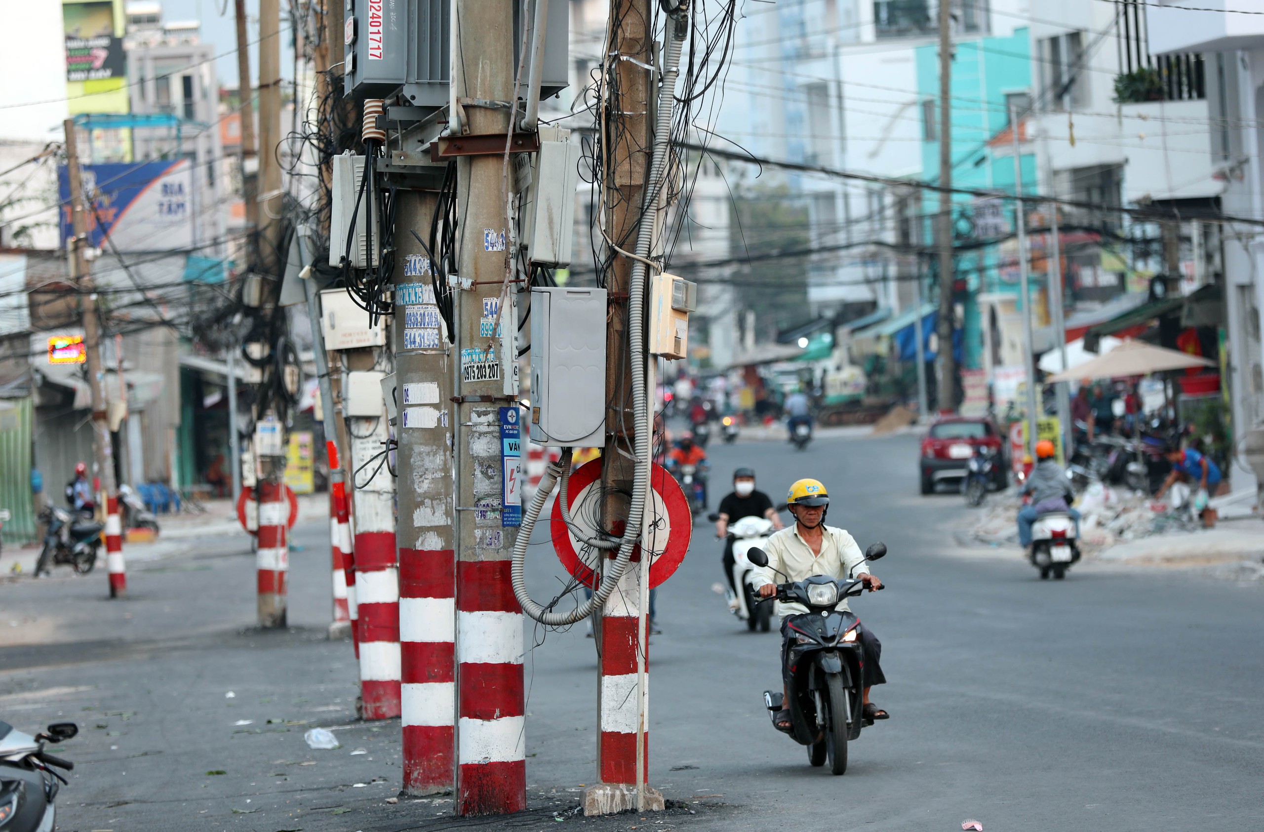 Dãy trụ điện nằm giữa đường Chu Văn An: Sở Xây dựng TP.HCM lên tiếng- Ảnh 3.