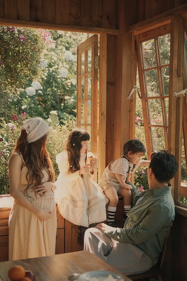 Sau 8 năm về chung nhà, cả hai vẫn mặn nồng, ngọt ngào như lúc mới yêu. Trường Giang có niềm đam mê với nấu ăn nên sẽ phụ trách nấu nướng để chăm sóc vợ con. Đặc biệt, nam danh hài còn xây dựng một căn biệt thự lớn ở vùng ngoại ô để gia đình có nơi nghỉ ngơi.