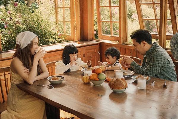 Đồng thời, Trường Giang cũng tự tay trồng rau củ, hoa màu sạch để phục vụ riêng cho Nhã Phương. Từ hồi kết hôn, nữ diễn viên có cuộc sống sung sướng và được chồng ủng hộ để tập trung làm nghề.